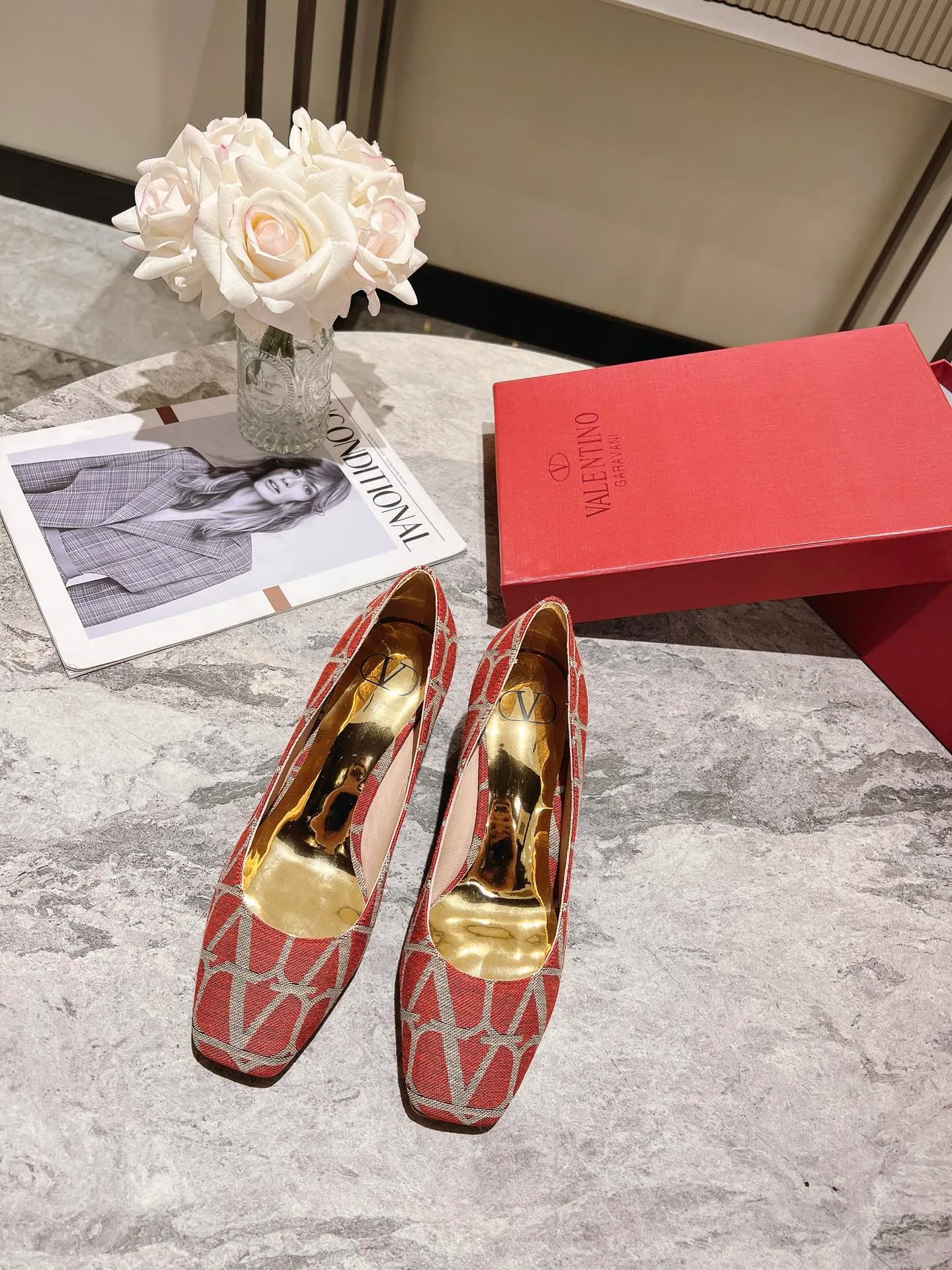 👟👟Ex-factory price 440👟👟 Genuine leather sole +40 Top version 𝑉𝐴𝐿𝐸𝑁𝑇𝐼𝑁𝑂 Valentino new spring and summer women's 5⃣️ color spring shoes. The unique [V logo fabric print pattern] brings out a full sense of high-end, and the new season will live up to expectations! Worth buying★Absolutely high-grade❥Original method, Absolutely sensual❥Elegant style, creating a different feeling, simple and elegant style!  Code number: 35-41 (34-42 customized) Fabric: Fabric printed cloth Lining: Sheepskin lining Heel height: 6cm～8.5cm2⃣️ options Leather outsole Rubber outsole